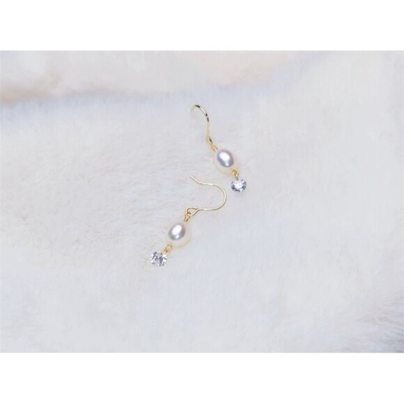 Oval Shape Freshwater Pearl Earrings - Picture 2 of 2